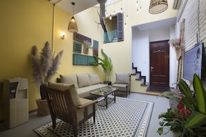 Traditional-Haus, 4 Schlafzimmer, Stadtblick | Wohnzimmer | 32-Zoll-Flachbildfernseher mit Kabelempfang, Fernseher