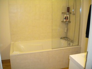 Combined shower/tub, bidet