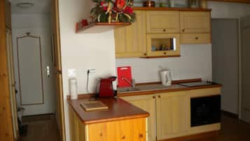 冷蔵庫、電子レンジ、オーブン、コンロ