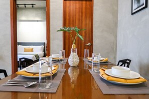 Suite, 2 chambres | Restauration dans la chambre