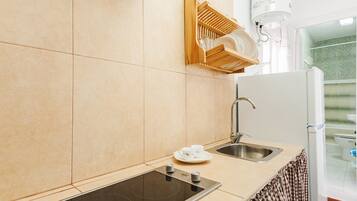 Frigorifero, microonde, piano cottura, macchina per tè/caffè