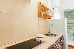 Refrigerador, microondas, parrilla de estufa y cafetera y tetera 