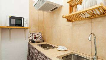 Een koelkast, een microgolfoven, een kookplaat