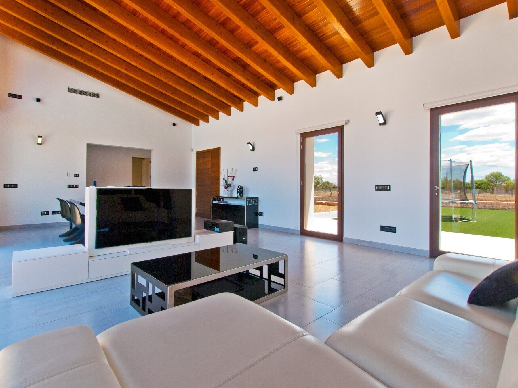 Smart-tv, een dvd-speler, een tafeltennistafel en een stereo