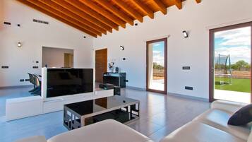 Smart-tv, een dvd-speler, een tafeltennistafel en een stereo