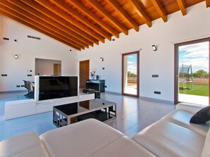 TV connectée, lecteur de DVD, table de tennis de table, chaîne hi-fi