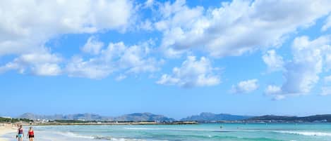 Vlak bij het strand, ligstoelen aan het strand, strandlakens