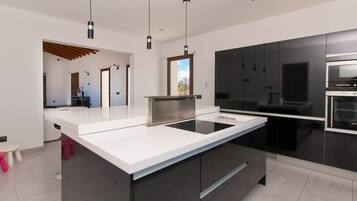 Een koelkast, een magnetron, een oven, een kookplaat