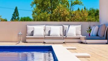 Een binnenzwembad, een buitenzwembad