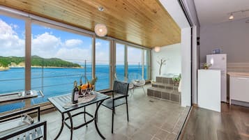 202 | In-room dining