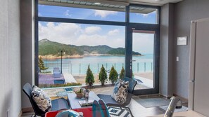 101, 103, 301 | บริเวณนั่งเล่น | ทีวีจอแบน