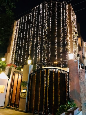 Fachada da propriedade à noite