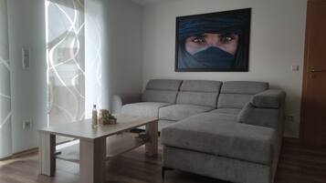 Smart-TV, Kamin, DVD-Player, Bücher