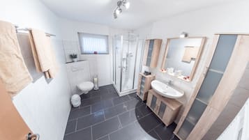 Articles de toilette gratuits, sèche-cheveux, serviettes fournies, savon