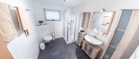 Amenidades de baño gratuitas, secadora de cabello, toallas, jabón