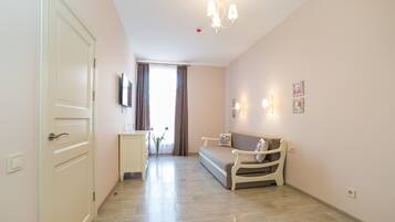 Suite | Minibar, in-room safe, individually decorated, soundproofing