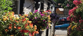 Seaside Cottage, Dogs Welcome - good walks, by beach & Snowdonia National Park