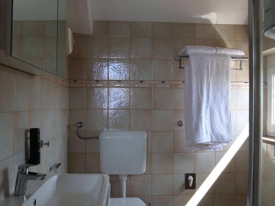Ein Badezimmer mit Toilette, Waschbecken und Handtuchhalter.