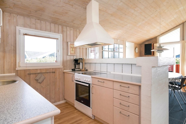 Køleskab, kogeplade, opvaskemaskine, kaffe-/temaskine