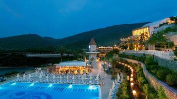 Indoor pool, 3 outdoor pools, pool umbrellas, sun loungers