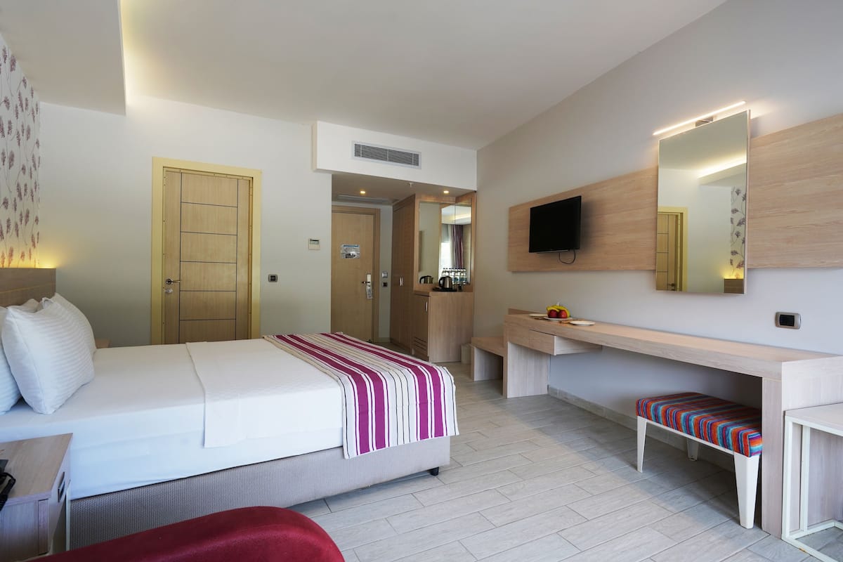 Club Double or Twin Room | 2 bedrooms, free minibar, in-room safe, laptop workspace