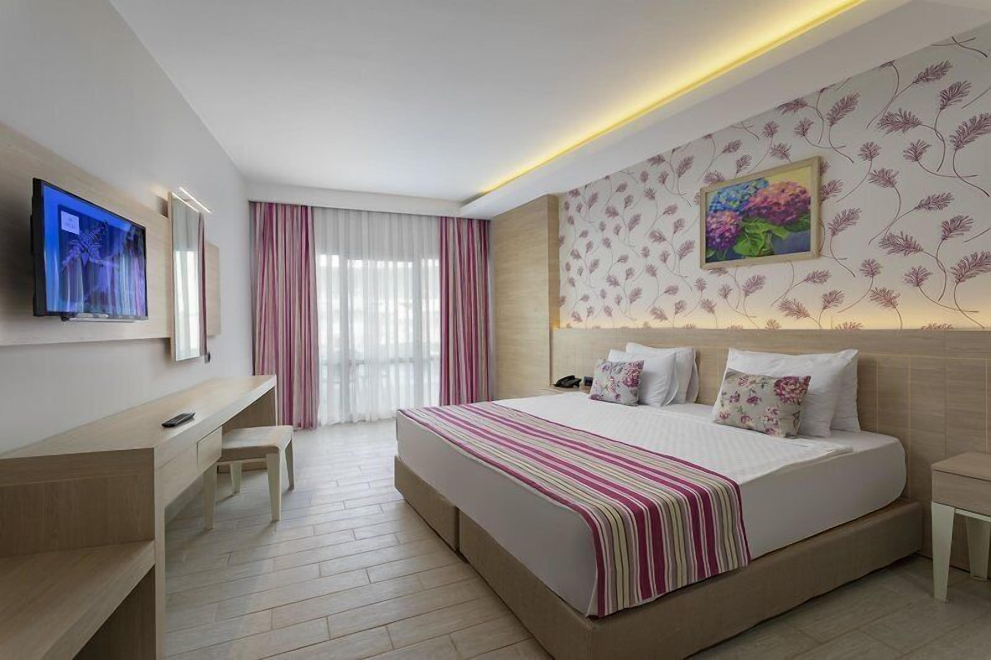 Habitación Club con 1 cama matrimonial o 2 individuales | Artículos del minibar gratis y caja de seguridad en la habitación 
