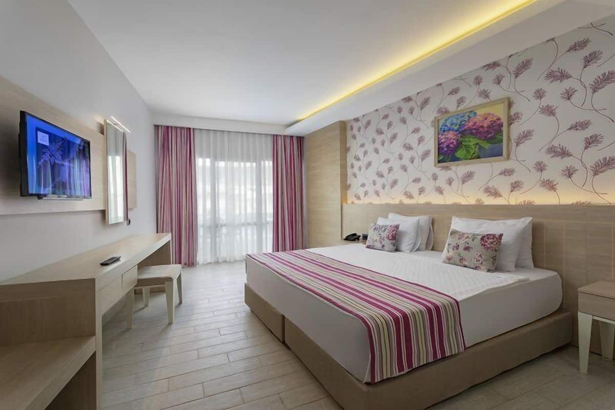 Club Double or Twin Room | Minibar (free items), in-room safe, laptop workspace, WiFi (free)