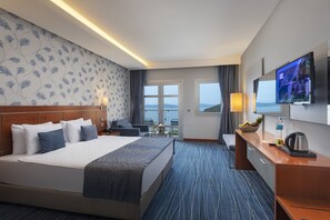 Habitación estándar (Main Building) | Minibar con artículos gratuitos y caja fuerte