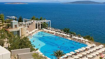 Piscina coperta, 3 piscine all'aperto, ombrelloni da piscina, lettini