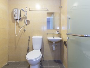 Deluxe Single Room | Bathroom | Shower, free toiletries, bidet, towels - Fumah Hotel (Kuala Lumpur)
