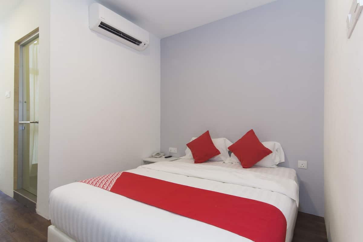 Een bureau, geluiddichte muren, gratis wifi, beddengoed