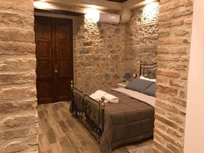 Minibar, caja de seguridad en la habitación, escritorio y ropa de cama 