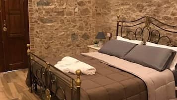 Minibar, in-room safe, desk, bed sheets
