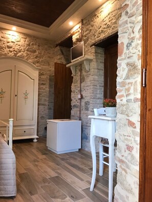 Habitación triple de lujo, varias camas, para no fumadores | Minibar, caja de seguridad en la habitación, escritorio y ropa de cama 