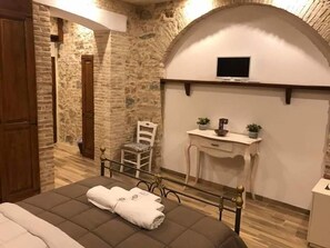 Minibar, in-room safe, desk, bed sheets - Guest House San Domenico (Soriano Calabro)