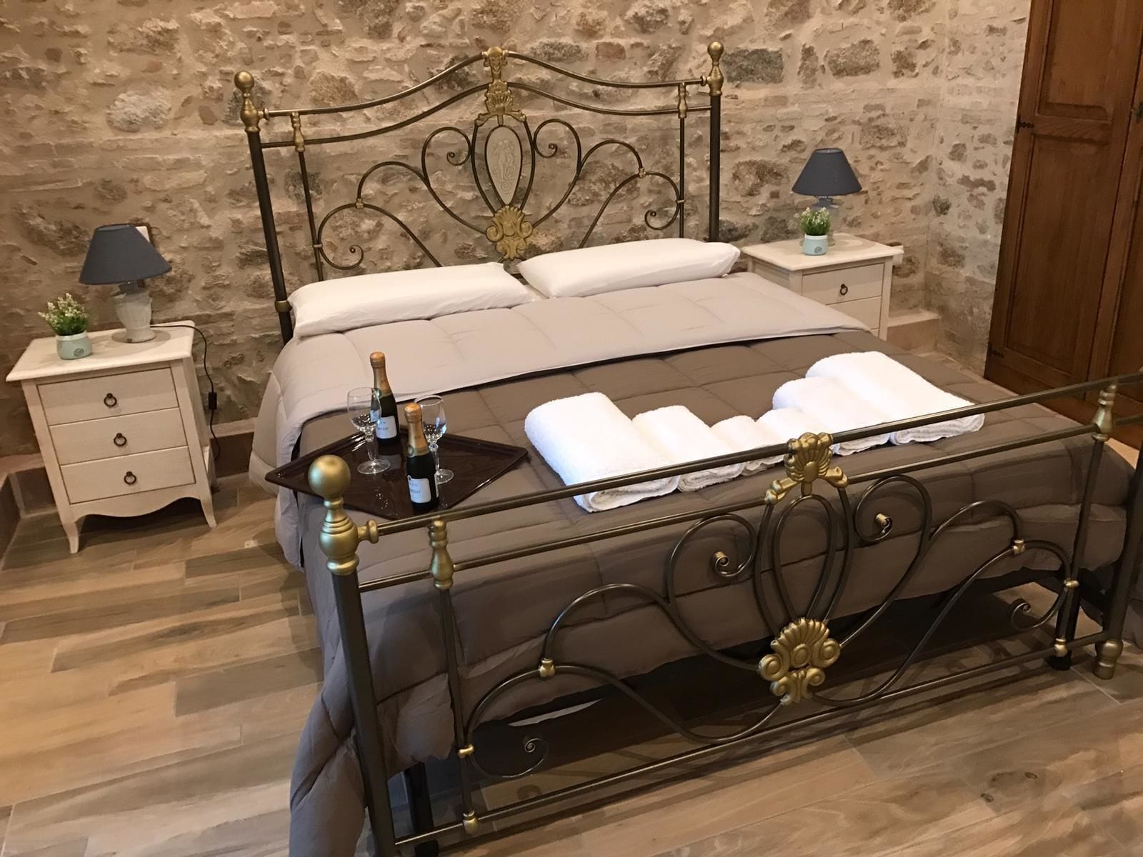 Classic Double Room, 1 Queen Bed, Non Smoking | Minibar, in-room safe, desk, bed sheets