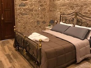 Minibar, coffres-forts dans les chambres, bureau, draps fournis