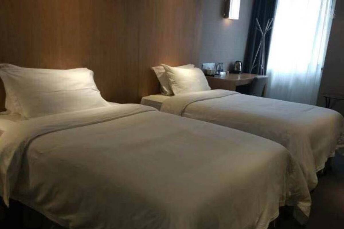 Business Twin Room | Desk, blackout curtains, free WiFi