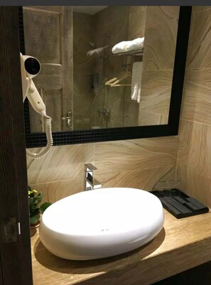 Shower, free toiletries, hair dryer, slippers - Shen Zhen Ya Yuan Long Jing Hotel (Shenzhen)