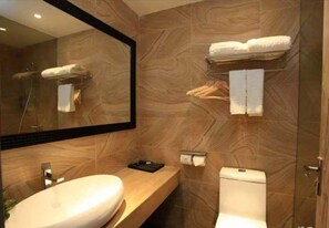 Douche, articles de toilette gratuits, sèche-cheveux, chaussons