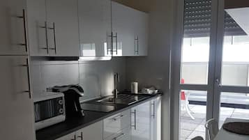Tủ lạnh, lò vi sóng, bếp nấu, dụng cụ nấu nướng/bát dĩa/dao nĩa