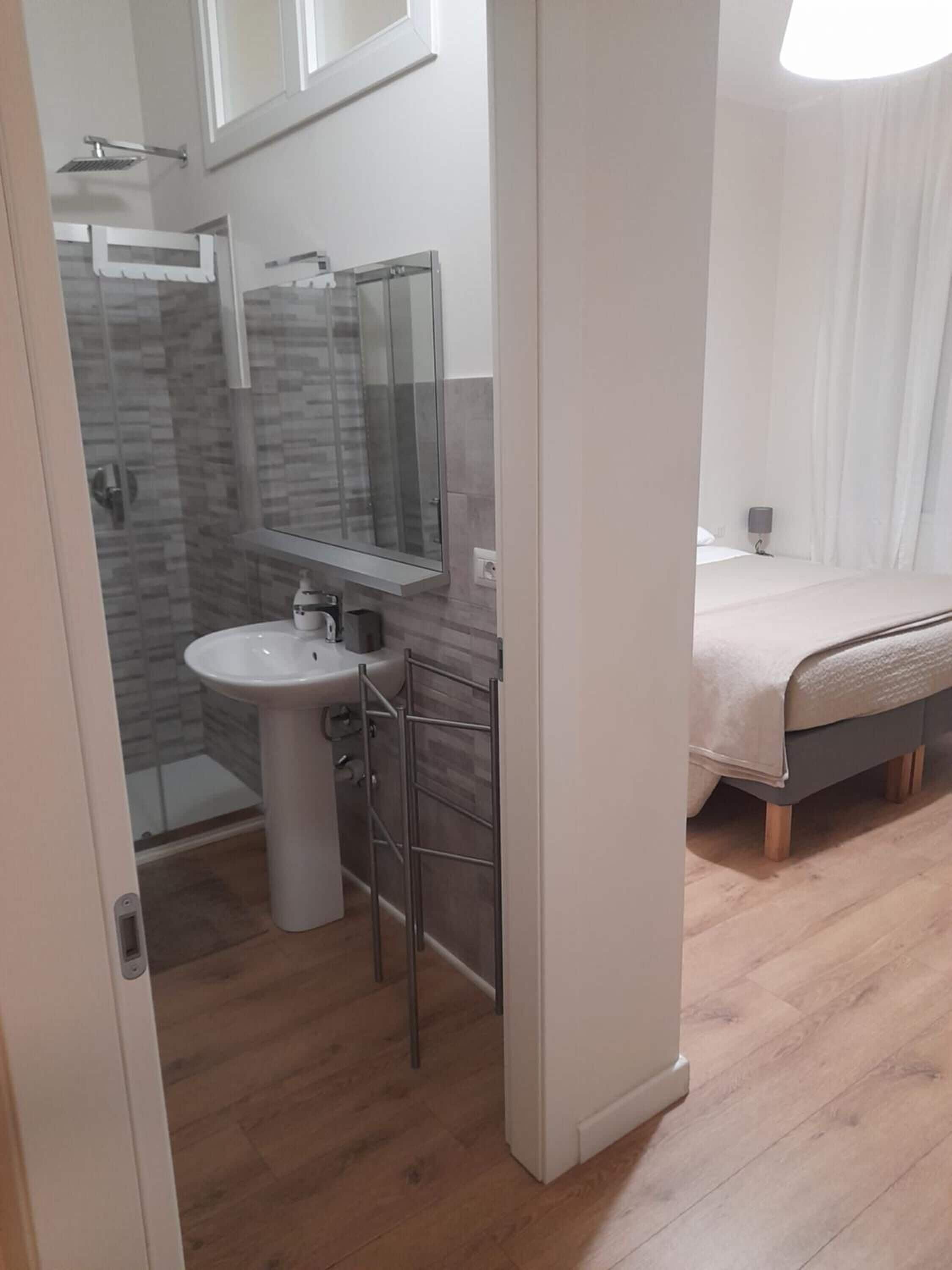 Een douche, een haardroger, een bidet, handdoeken