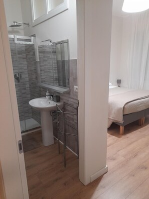 Shower, hair dryer, bidet, towels - Affittacamere Risorgimento (Lecco)