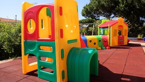 A playground with colorful plastic play structures, including a slide and a climbing frame. - Holiday houses Sa Fiorida type Milli / 2 - Mediterranean style with 4 bedrooms (Valledoria)