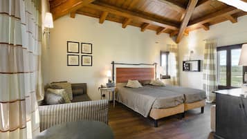 Minibar, coffres-forts dans les chambres, bureau