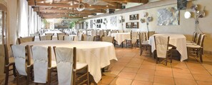2 restaurantes, se sirven comidas, cenas y pizza