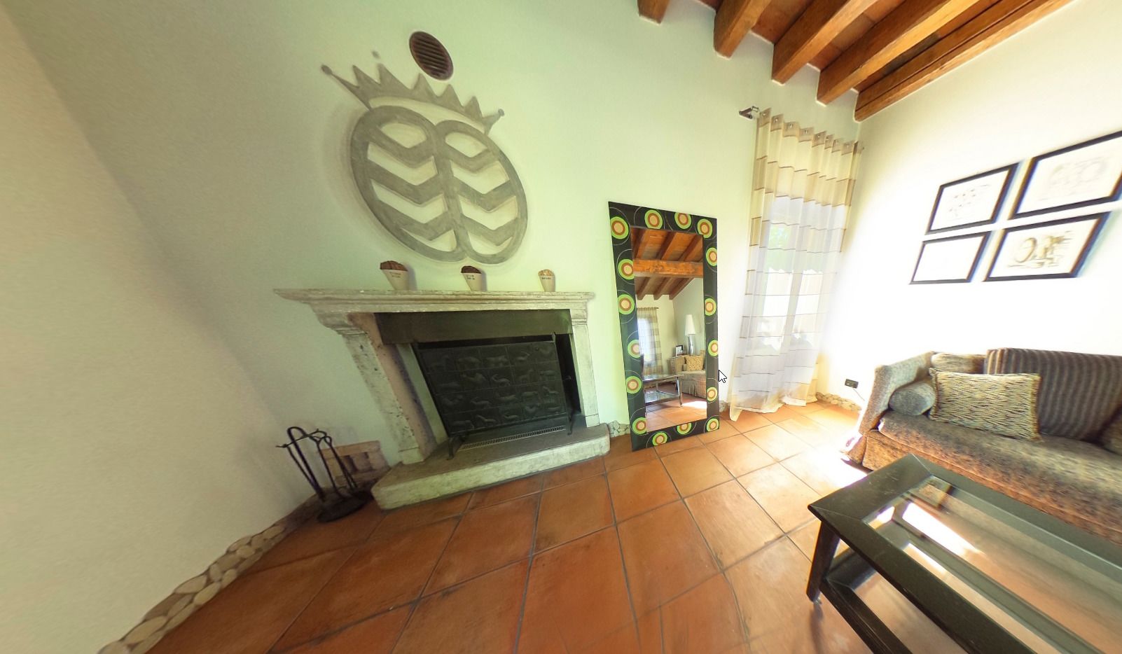 Una sala de estar con chimenea, sofá y comedor.