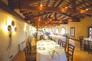 2 restaurantes; se sirve almuerzo y cena; pizza