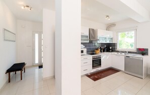 Fridge, stovetop, dishwasher, coffee/tea maker - 5 bedroom stunning home in Prizba (Prizba)