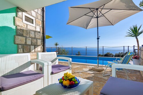 Spacious vacation home in Tucepi, private pool, terrace, sea view, barbecue, WiFi